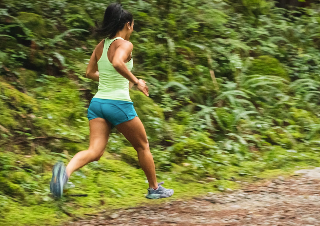 female runner midfoot striking